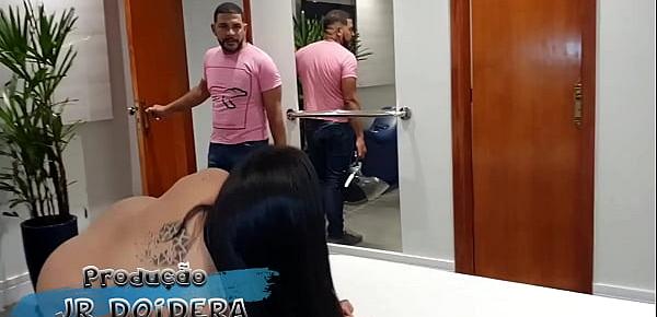  Marido chegou e pegou a esposa na putaria com dois amigos e acabou virando uma suruba - Leo Ogro - Caroline Moraes